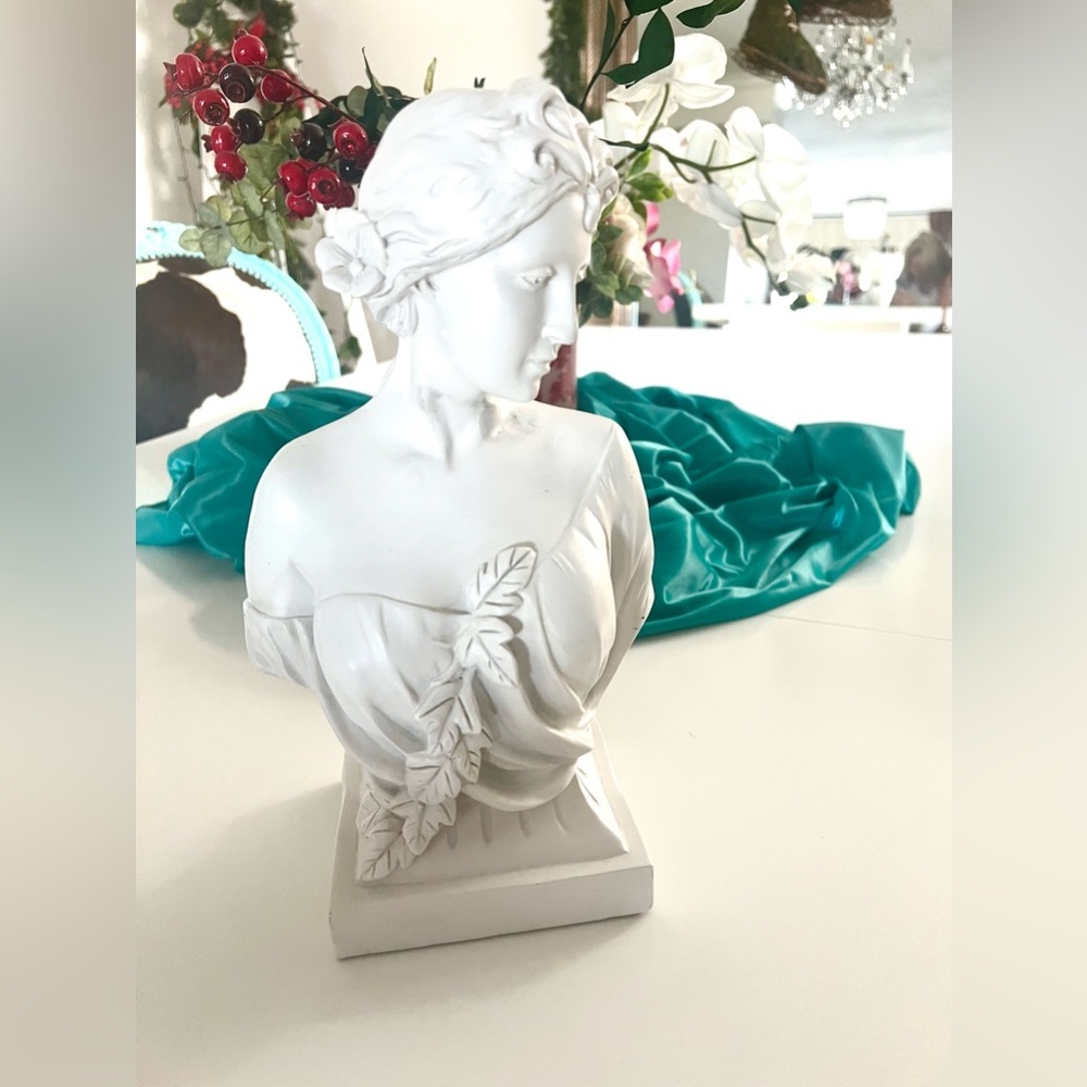 White Goddess Head - Picture 2 of 5